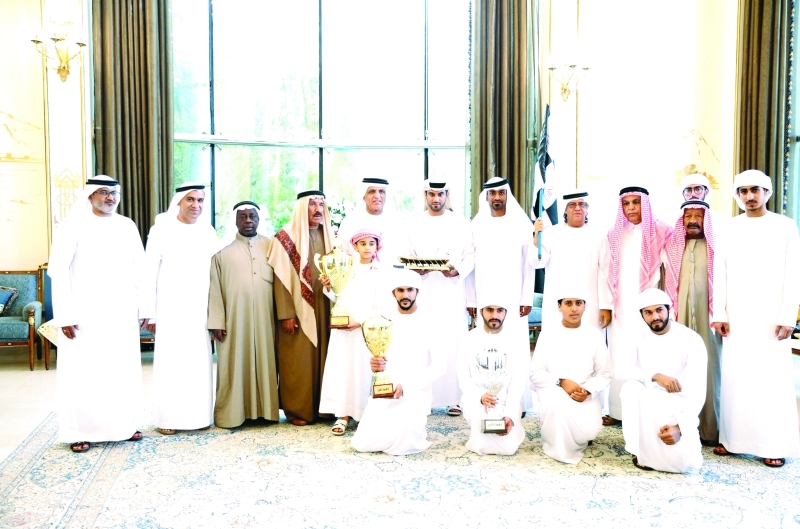 "■ سعود القاسمي يبارك إنجازات فريق التجديف خلال الاستقبال | وام"