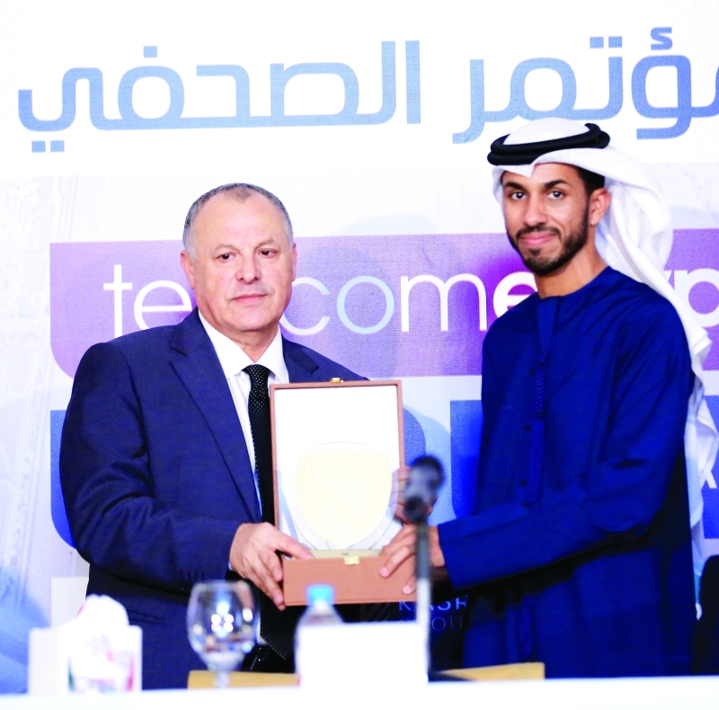 "■ بن هزام يقدم درعاً تذكارية إلى هاني أبو ريدة | البيان"