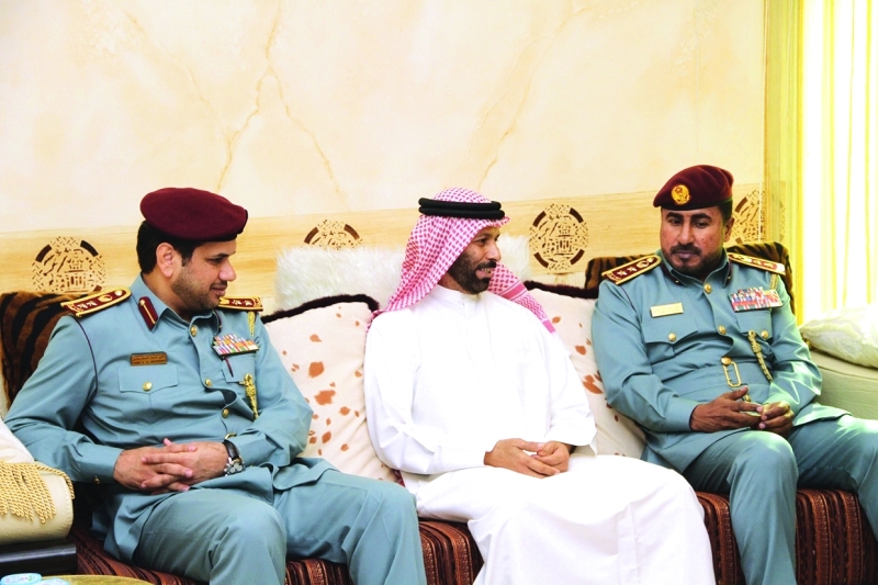 وفد شرطي يزور الضابط المتقاعد محمد الشامسي
