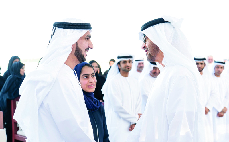 "■ محمد بن زايد مصافحاً علي الكعبي"