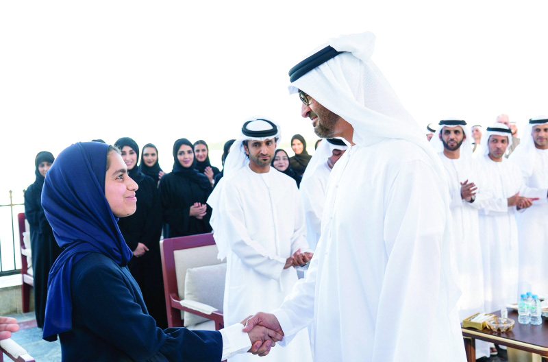 "■ محمد بن زايد مستقبلاً الطالبة المخترعة فاطمة الكعبي  | تصوير: محمد الحمادي وراشد المنصوري"