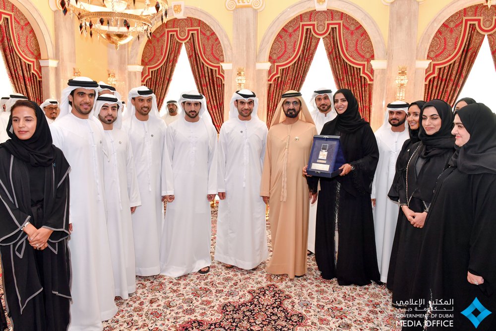 محمد بن راشد يتسلم وسام المعلوماتية من "دبي الذكية"