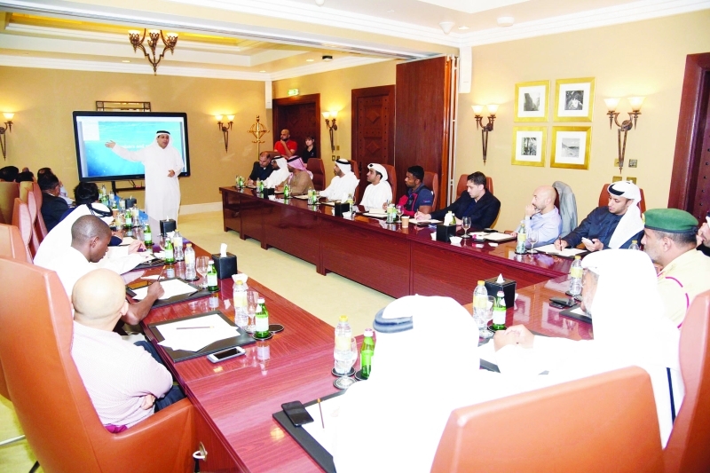 "علي الدبوس وأعضاء اللجنة المشرفة على الاحتفالية في دبي | البيان"