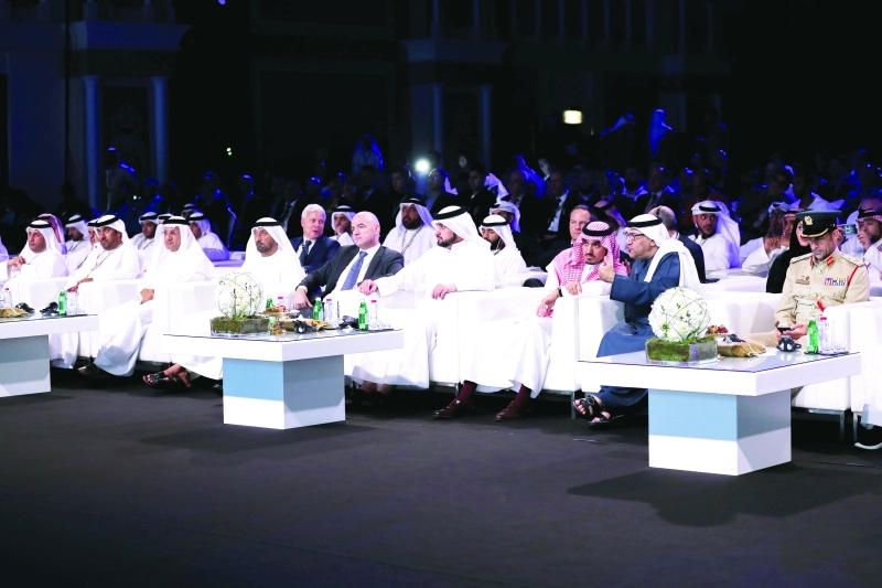 "■ أحمد بن محمد شهد ختام المؤتمر بحضور أحمد بن سعيد وعبدالرحمن العويس وحميد القطامي وعبدالله المري والفيصل وانفانتينو | تصوير: خليفة اليوسف"