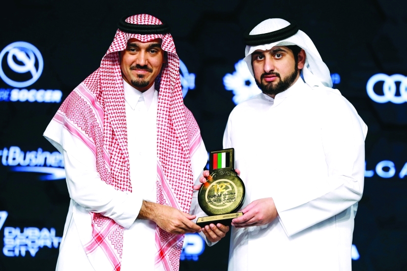 "■ أحمد بن محمد يسلم جائزة تركي آل الشيخ إلى عبدالعزيز الفيصل"