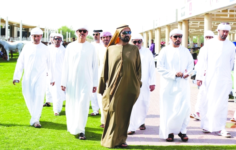 "محمد بن راشد خلال متابعته السباق | تصوير: ناصر بابو"