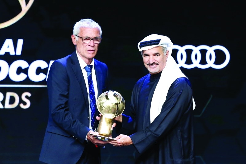 "سعيد حارب يكرم هيكتور كوبر أفضل مدرب في المنطقة العربية | البيان"