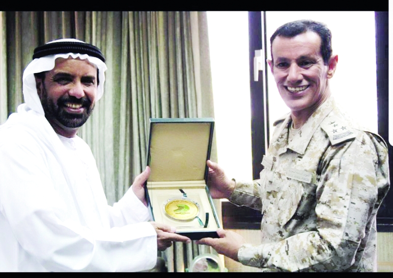 "■ صالح حسن يسلم الدعوة إلى هادي القحطاني | البيان"