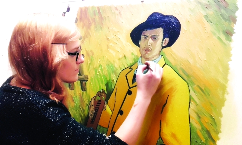 "إحدى الفنانات تضع اللمسات النهائية على إحدى لوحات الفيلم | من المصدر"