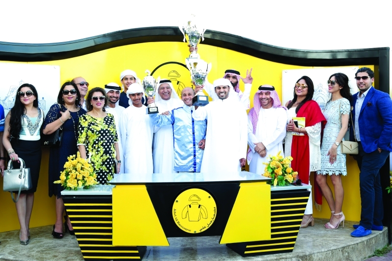 "■ ميرزا الصايغ وسالم بن غدير ورويستون فرنش عقب تسليم جوائز الشوط الثالث الرئيس | تصوير: ناصر بابو"