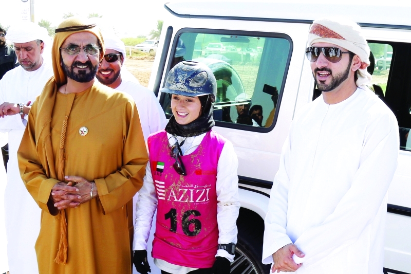 "محمد بن راشد وحمدان بن محمد في لقطة مع الفارسة الاسبانية ثالثة السباق"