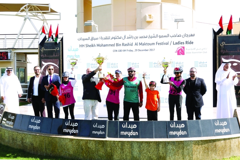 "سعيد الطاير ومحمد العضب وموريس عزيزي خلال تتويج أبطال السباق"