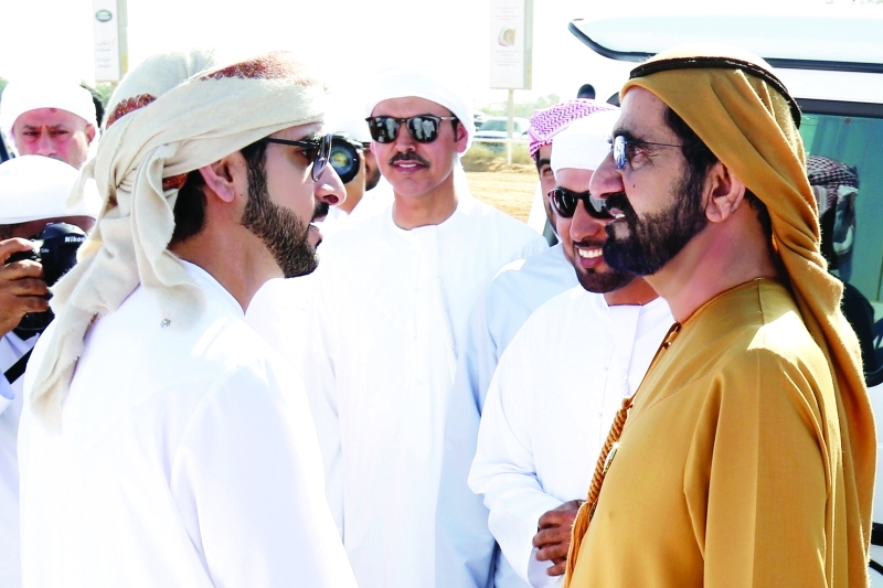 "Ⅶ محمد بن راشد وحمدان بن محمد خلال متابعة سباق «سيدات القدرة» | تصوير: موهان"