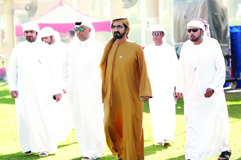 "محمد بن راشد خلال متابعته السباق بحضور الشيبه علي السبوسي وسلطان السبوسي | تصوير: موهان"