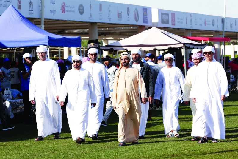 "محمد بن راشد خلال متابعته السباق بحضور سعيد بن منانة وسلطان السبوسي وخليفة المقعودي | تصوير - موهان"