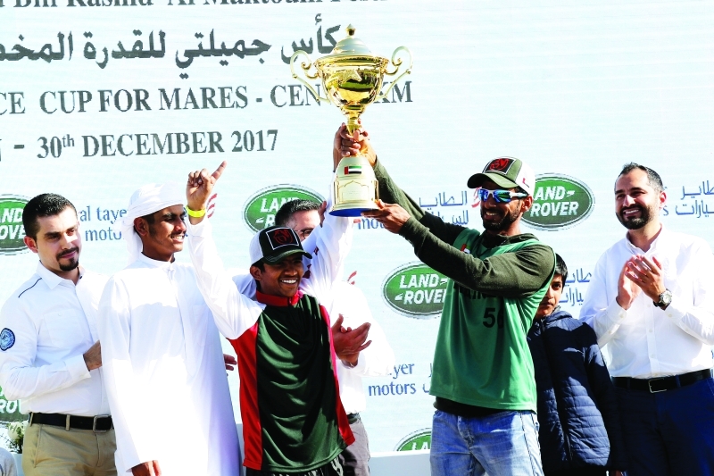 "علي الجهوري وراشد الجنيبي يرفعان كأس البطولة | البيان"
