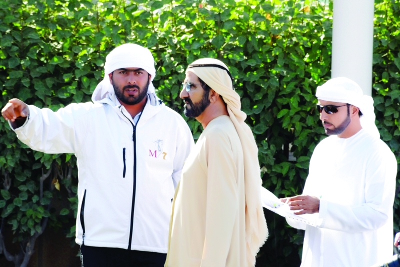 "محمد بن راشد في حديث مع محمد السبوسي بحضور سلطان السبوسي"