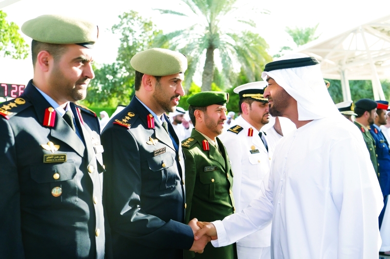 "محمد بن زايد مصافحاً أعضاء وفد الكلية"