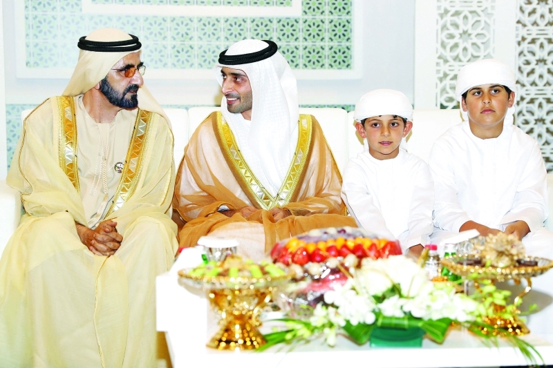 "محمد بن راشد في حديث مع العريس سهيل آل مكتوم بحضور محمد وحمدان بن منصور بن زايد"