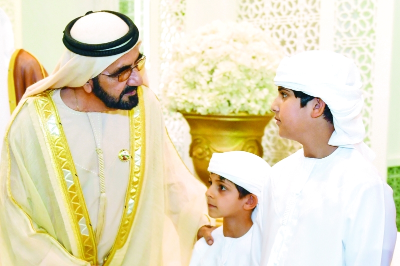 "محمد بن راشد ومحمد وحمدان بن منصور بن زايد خلال الحفل"