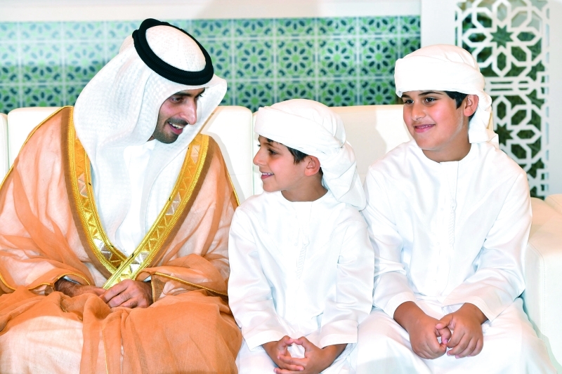 "العريس سهيل آل مكتوم في حديث مع محمد وحمدان بن منصور"