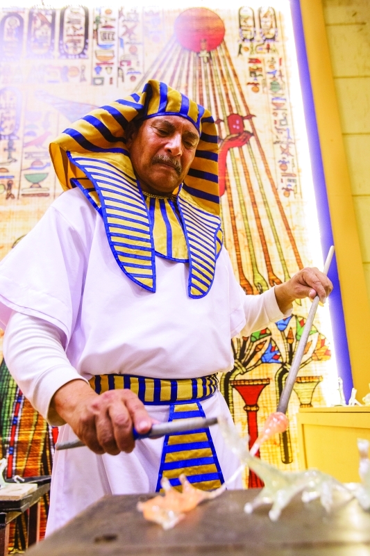 "Ⅶ في الجناح المصري يحصل الزوار على مجسمات من الزجاج"