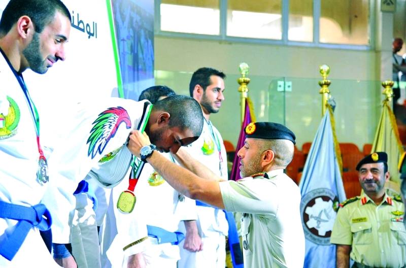 "■ أحمد بن طحنون يتوج الفائزين | وام"