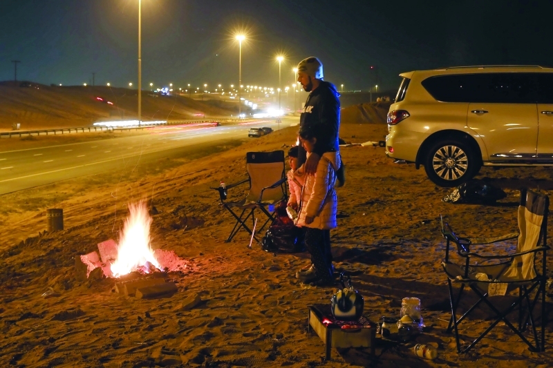 "جمال الطقس والرمال يجذبان الشباب والأسر للتخييم | تصوير: إبراهيم صادق"