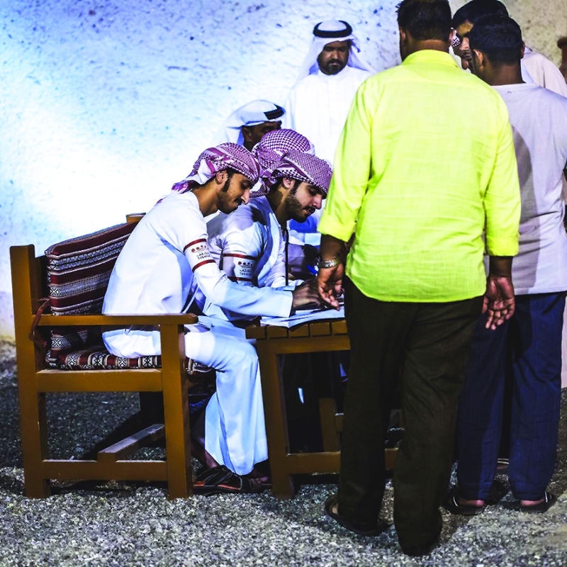 "فريق «تكاتف» يضبط خارطة العمل التطوعي | تصوير: عمران خالد"