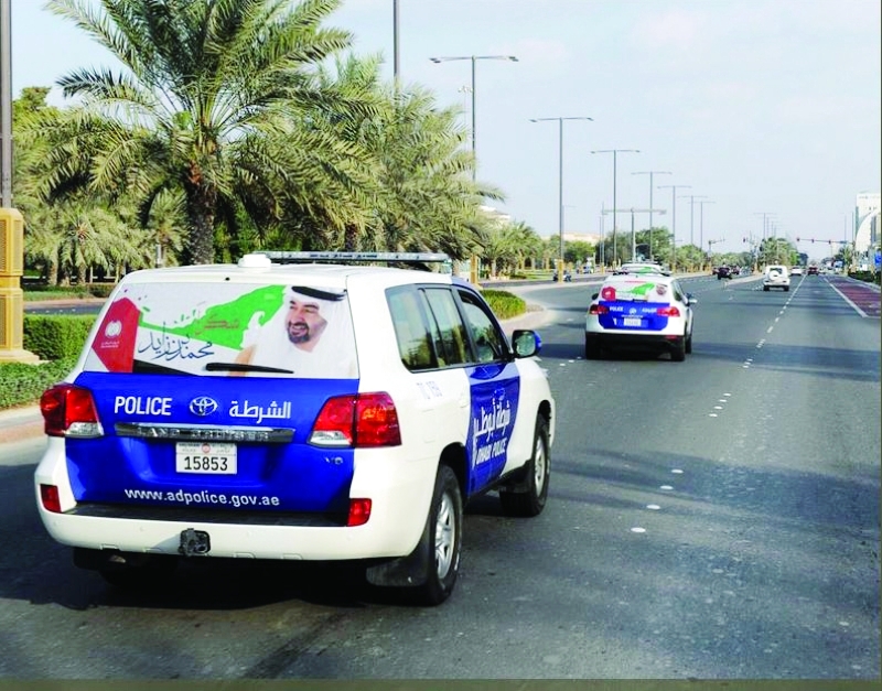 "دوريات شرطة أبوظبي تحمل شعار المبادرة"