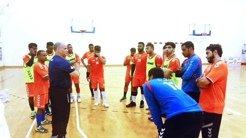 "■ المدرب بوشكرية يوجه اللاعبين في التدريبات | البيان"