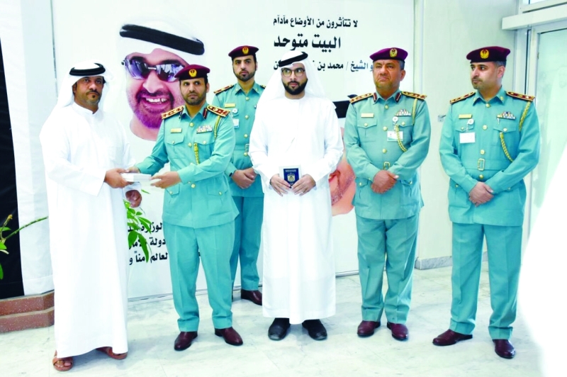 "خلال تسليم والد أحد المواليد الجدد تذكار «أمنتك بلادك » | وام"