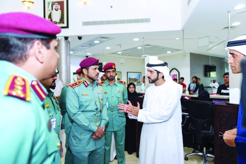 "سموه متحدثاً إلى عبيد بن سرور بحضور عبدالله البسطي"