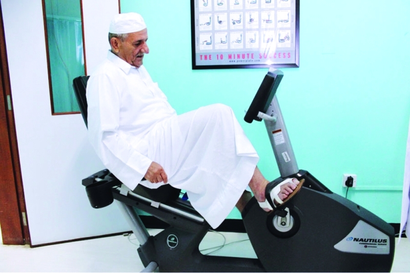 "مسنّ يمارس العلاج الطبيعي"