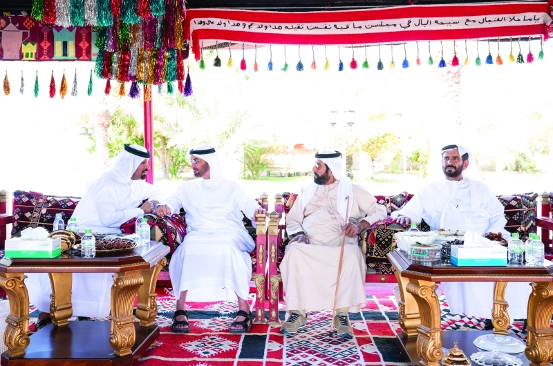 "■ محمد بن زايد وطحنون بن محمد خلال زيارة منزل محمد بن كردوس"