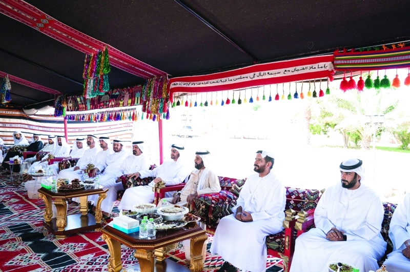 "■ محمد بن زايد وطحنون بن محمد خلال الزيارة بحضور ذياب بن طحنون ومحمد المزروعي وحمد العامري وسلطان الشامسي"
