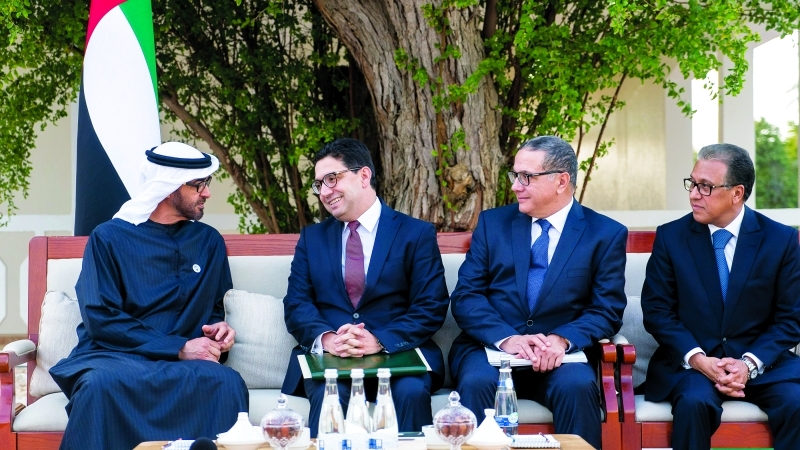"Ⅶ محمد بن زايد متحدثاً لناصر بوريطة يرافقه محمد بوسعيد ومحمد آيت وعلي خلال استقبالهم في قصر المقام | تصوير: راشد المنصوري"