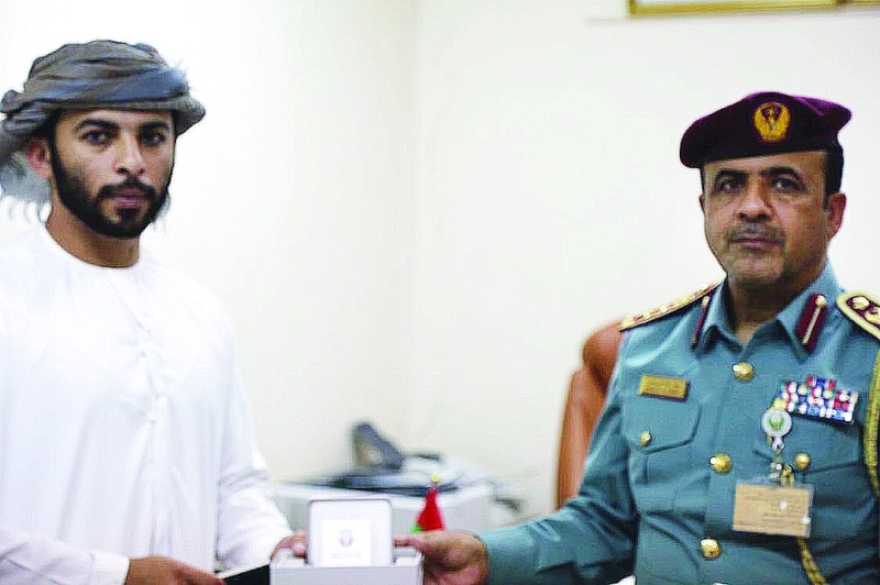 "Ⅶ حسن الحفيتي يتسلم تذكار ابنته عوشة"