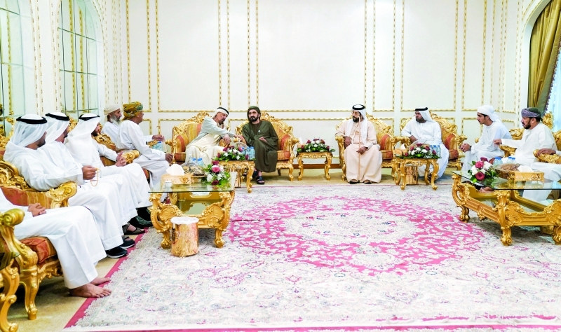 "محمد بن راشد خلال زيارته أحمد السويدي بحضور طحنون بن محمد | تصوير: خليفة اليوسف"