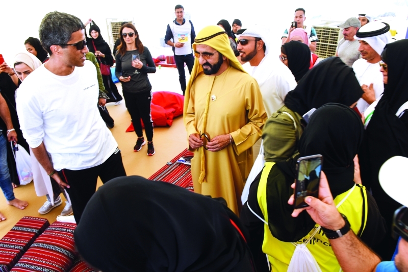 "محمد بن راشد خلال حضوره تجمع موظفي الأمانة العامة للمجلس التنفيذي في دبي بحضور عبدالله البسطي وسلطان السبوسي | من المصدر"