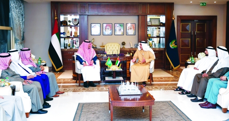 "سيف بن زايد أثناء استقباله عبد العزيز بن سعود بحضور سيف الشعفار وضاحي خلفان والوفد المرافق | من المصدر"