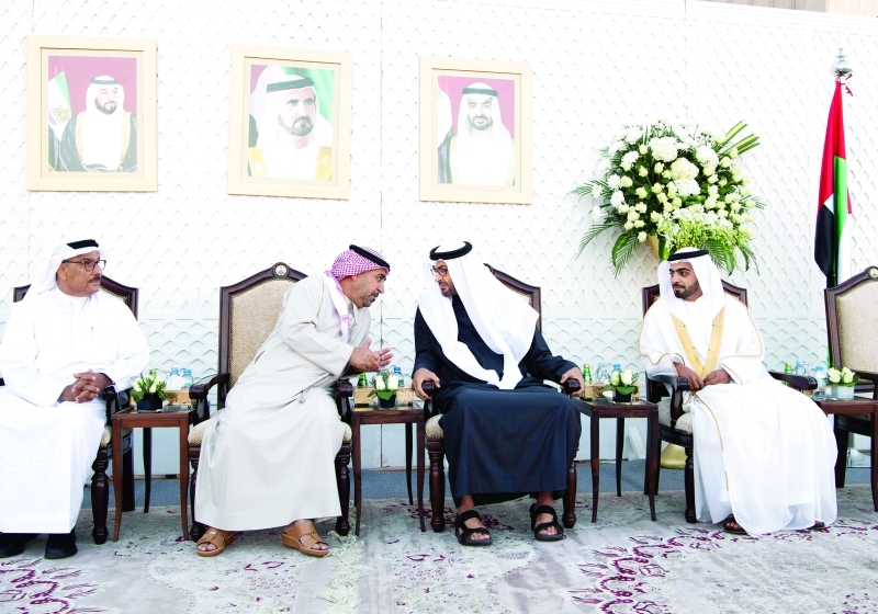 "محمد بن زايد مع العريس والحضور"