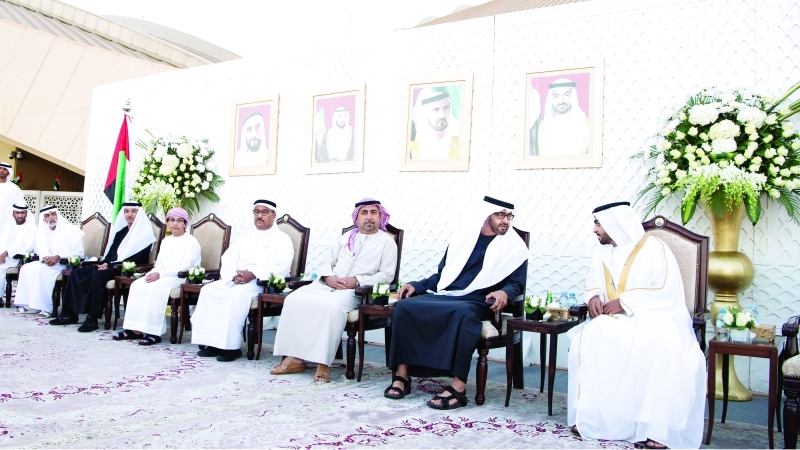 "محمد بن زايد خلال حفل الزفاف بحضور هزاع بن زايد"