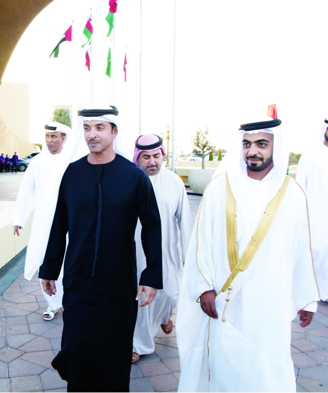 "■ هزاع بن زايد مع العريس"