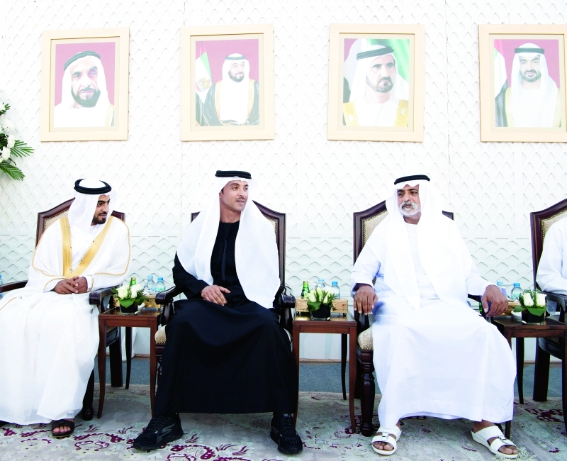 "هزاع بن زايد ونهيان بن مبارك مع العريس"