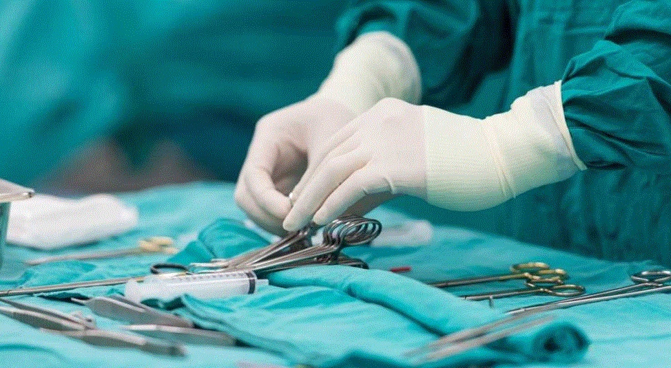 جراح شهير ينقش حروف اسمه على كبد مرضاه