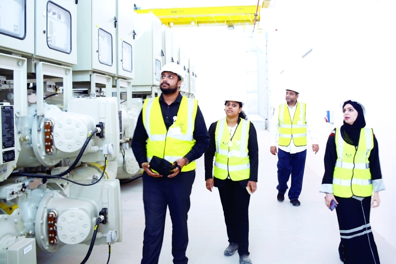 "مهندسة تتابع عن كثب مشاريع هيئة كهرباء ومياه الشارقة"