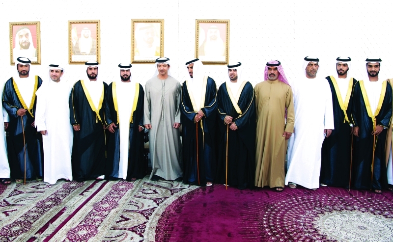 "هزاع بن زايد مع العرسان والحضور | وام"