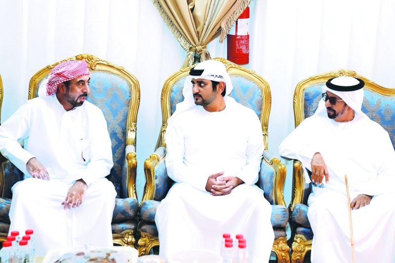 "مكتوم بن محمد خلال تقديم واجب العزاء في وفاة عذيجة المنصوري | تصوير: محمد هشام"