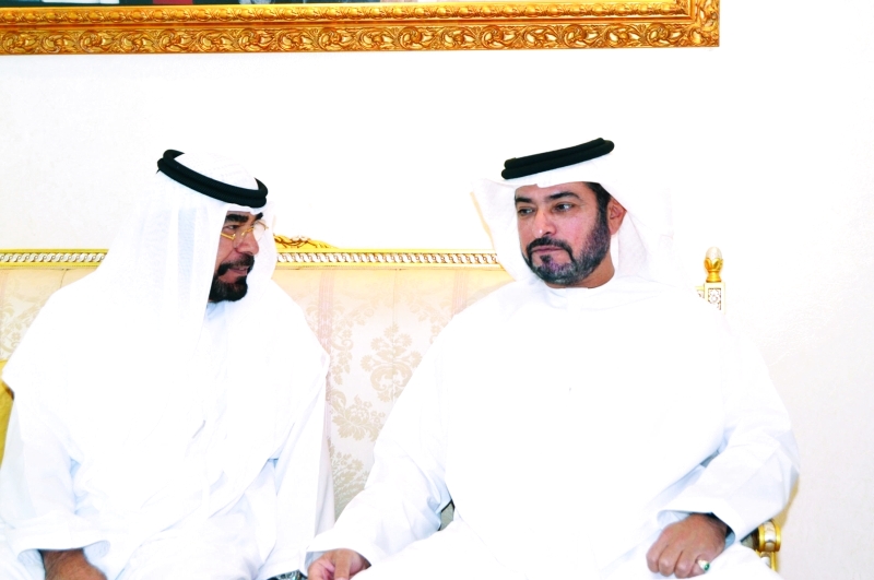 "حمدان بن مبارك يواسي ذوي الفقيد"